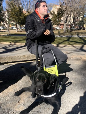 Alberto Villalba y su perro guía Xabat 