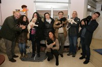 Trabajadores de Metro Ligero con la camada de futuros perros guía