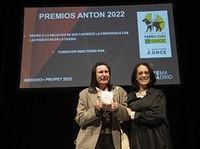 María Jesús Varela recibe el premio San Antón en Iberzoo