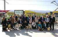 foto de familia de la presentación del convoy de metro ligero con imágenes de perros guía