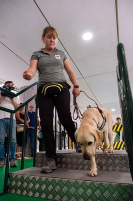 Instructora junto a perro guía en plena exhibición