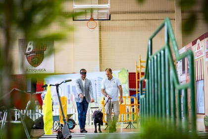 El Comisionado para la Accesibilidad del Gobierno de Castilla-La Mancha, José Luis Escudero, a ciegas, guiado por un perro El Comisionado para la Accesibilidad del Gobierno de Castilla-La Mancha, José Luis Escudero, a ciegas, guiado por un perro