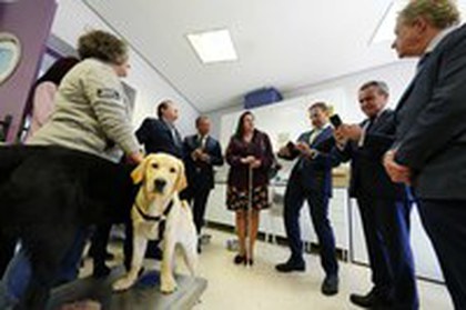 Momento de la visita de responsables de Caixabank