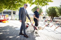 El consejero de Derechos Sociales e inclusión de la Generalitat de Cataluña, Raúl Moreno, durante su visita a las instalaciones de la Fundación ONCE del Perro Guía