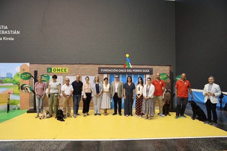 Foto de familia de la exhibición de la Fundación ONCE del perro Guía en Donostia San Sebastián