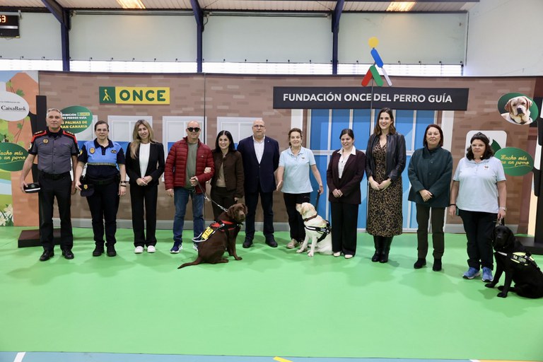 Foto de familia de la exhibición de la Fundación ONCE del perro Guía en Las Palmas