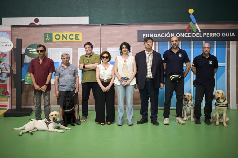 Foto de familia de la exhibición de la Fundación ONCE del Perro Guía en Logroño.jpg