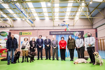 Foto de familia de la exhibición de la Fundación ONCE del Perro Guía en Madrid