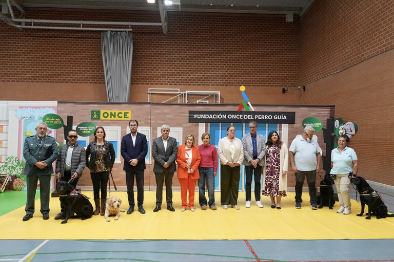 Foto de familia de la exhibición de los perros guía de la ONCE en León