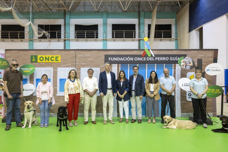 Foto de familia de la exhibición de perros guía en Cádiz