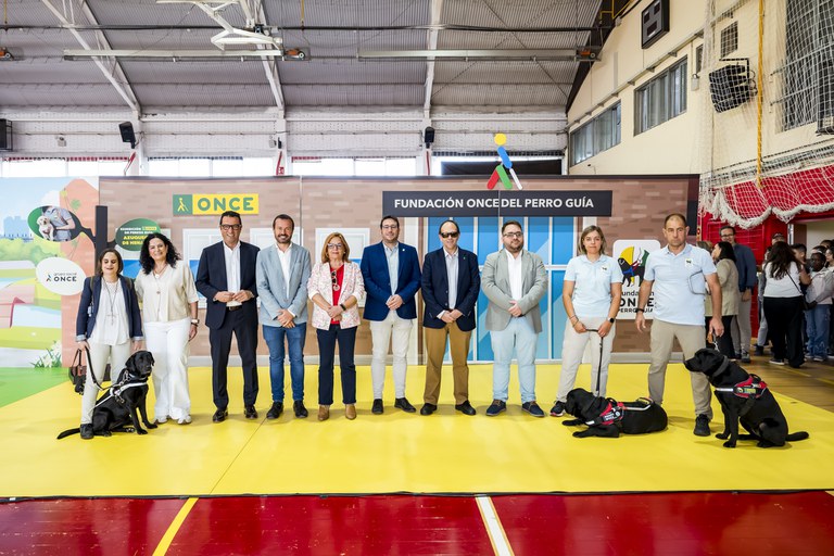 Foto de familia de los participantes en la exhibición de perros guía de la ONCE en Azuqueca de Henares
