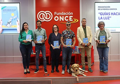 Imagen de noticia: Fundación ONCE presenta ‘Guías hacia la luz’, un libro inspirado en la vida del atleta paralímpico David Casinos junto a sus perros guía Foto familia con el libro