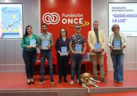 Foto familia con el libro