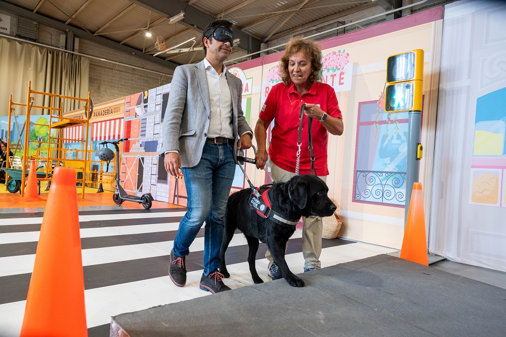 José Manuel Rey, alcalde de Ferrol, con antifaz, dejándose guiar por uno de los perros.jpg