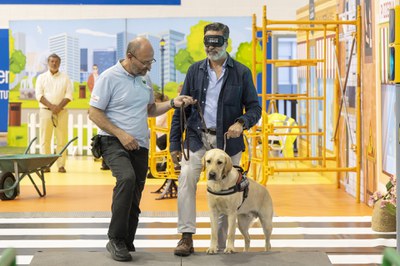 José Manuel Verdulla realizando el circuito de movilidad con un antifaz guiado por un perro guía