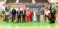 Foto de familia de los participantes en la exhibición de perros guía de la ONCE en Aviles