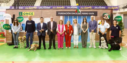 Foto de familia de los participantes en la exhibición de perros guía de la ONCE en Aviles