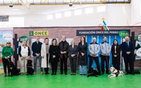 Foto de familia en la exhibición de perros guía de Armilla (Granada)