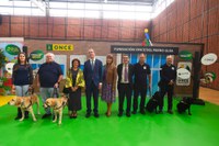 Foto de familia de los participantes en la exhibición de perros guía de la ONCE en Málaga