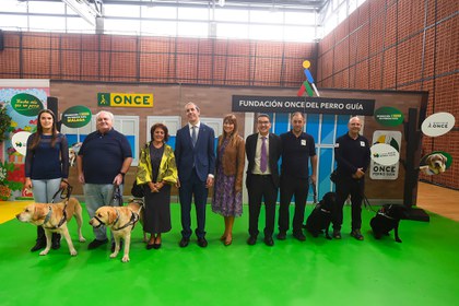 Foto de familia de los participantes en la exhibición de perros guía de la ONCE en Málaga