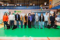 Foto de familia de los participantes en la exhibición de perros guía de la ONCE en Reus