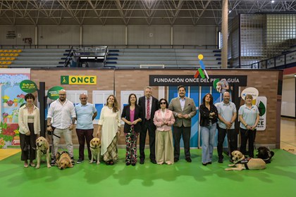 Foto de familia de los participantes en la exhibición de perros guía de la ONCE en Sevilla