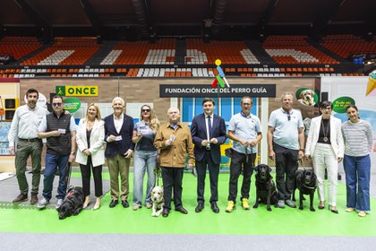 Foto de familia de la exhibición de los perros guía de la ONCE en Valencia
