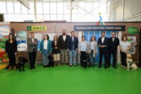 Foto de familia de los participantes en la exhibición de perros guía en Tenerife