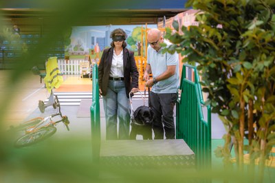 La concejala del Área de Servicios a las Personas y Derechos Sociales del Ayuntacon un antifaz, guiada por uno de los perros guía y una instructor.