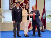 María Jesús Varela junto a Luis Natalio Royo Paz (a la derecha) y David Pérez (Izquierda), con el premio