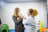 La infanta Sofía con un cachorro futuro perro guía en brazos durante su visita a las instalaciones de la Fundación ONCE del Perro Guía
