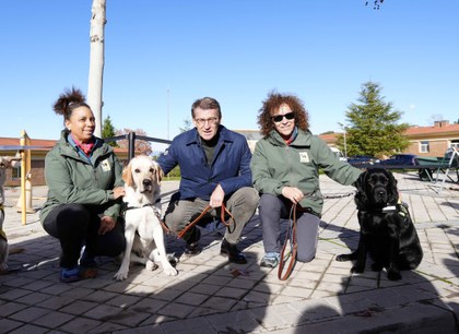 Feijóo con instructoras de movilidad con perro guía