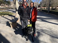 Alberto Villalba y su perro guía Xabat junto a Elisenda Stewart