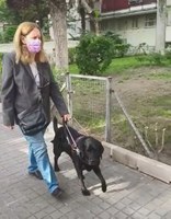 perro guía junto a su usuaria durante el estado de alarma