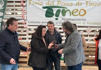 Momento de la entrega del galardón en la feria de Tineo