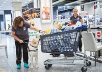 Perro guía junto a su instructora en la exhibición del Corte Inglés de Sanchinarro