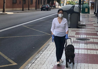 persona ciega junto a su perro guía durante la pandemia