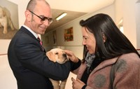 Responsables de ambas entidades junto a un cachorro de perro guía