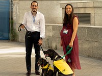 Pedro y Eugenia posan con sus perros guía en fase de educación